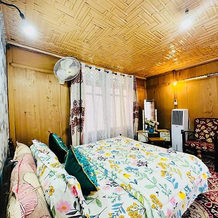 Bed and Breakfast Houseboat New Retreat Group à Srīnagar Extérieur photo