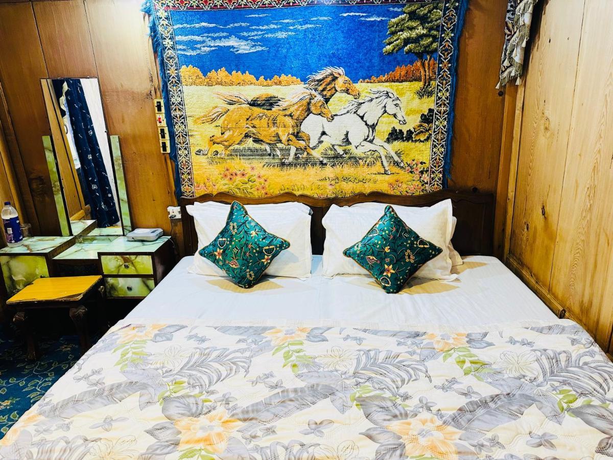 Bed and Breakfast Houseboat New Retreat Group à Srīnagar Extérieur photo